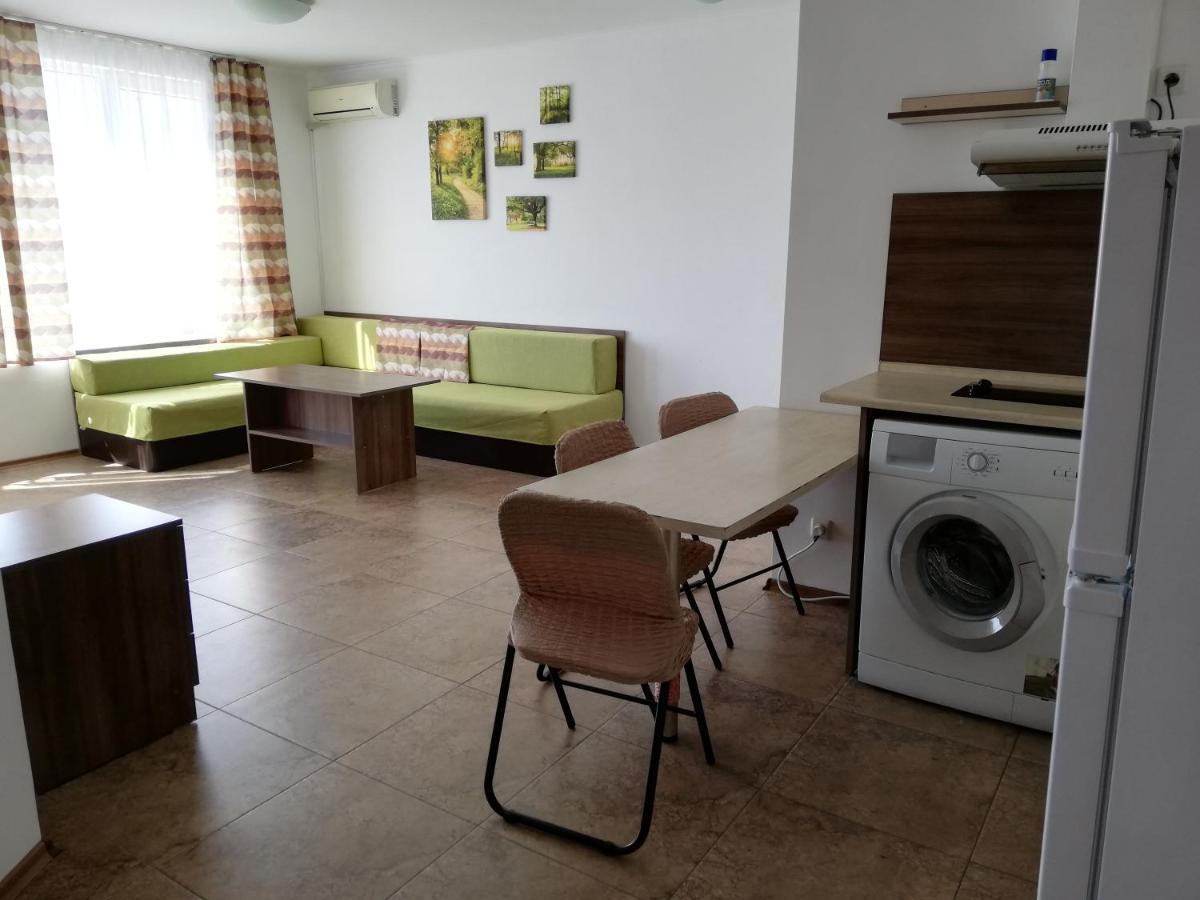 Apartamenti Zhelezovi Pomorie Bagian luar foto